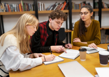 Сибиряки рассказали, как относятся к коллегам-студентам