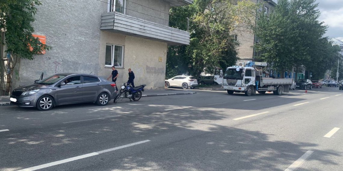 Мотоциклист пострадал в ДТП с грузовиком и легковушкой в Новосибирске