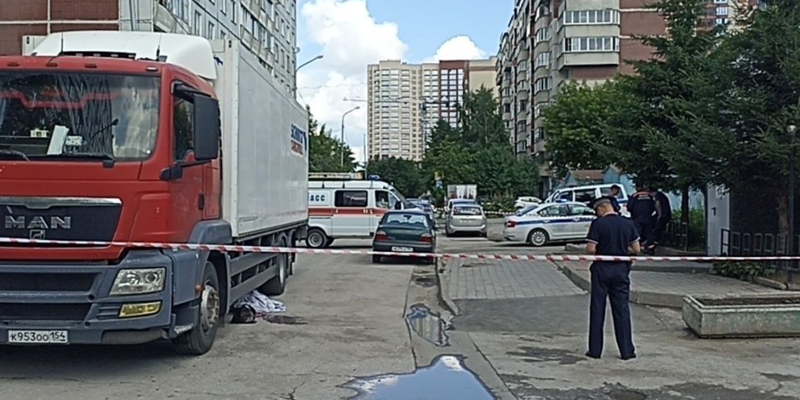 Пенсионерка погибла под колесами грузовика в Новосибирске