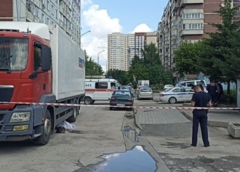 Пенсионерка погибла под колесами грузовика в Новосибирске