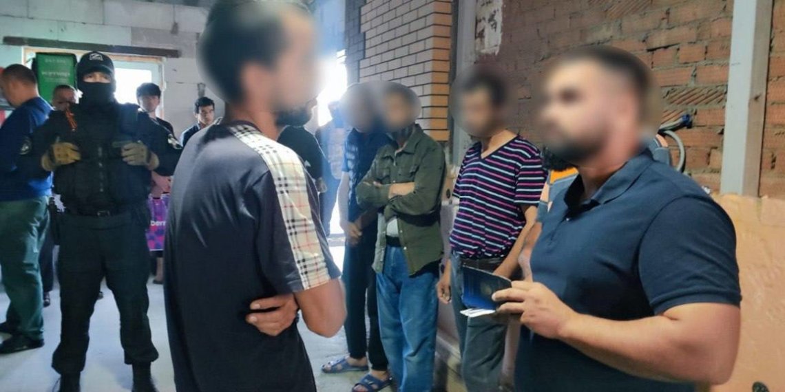 В хостел мигрантов нагрянула полиция в Новосибирске — двух иностранцев выдворили из РФ