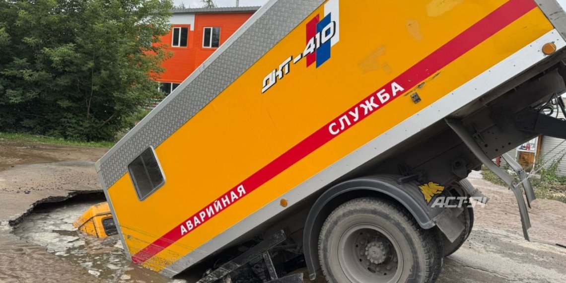 КамАЗ аварийной службы провалился в яму с водой в Новосибирске