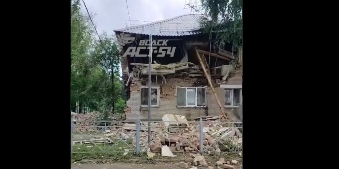 Жилой дом рухнул после взрыва газа под Новосибирском — двое могут находиться под завалами