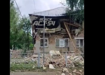 Жилой дом рухнул после взрыва газа под Новосибирском — двое могут находиться под завалами