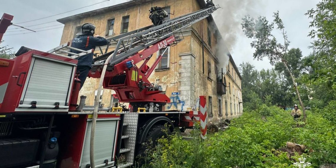 Огонь вырывался из окон: трёхэтажная «сталинка» загорелась на улице Мира