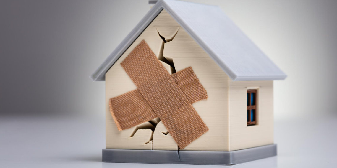 Едва целая жилая «хибара» без отопления под Новосибирском заинтересовала главу СК