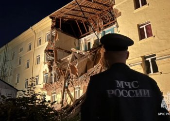 В центре Уфы обвалилась стена общежития