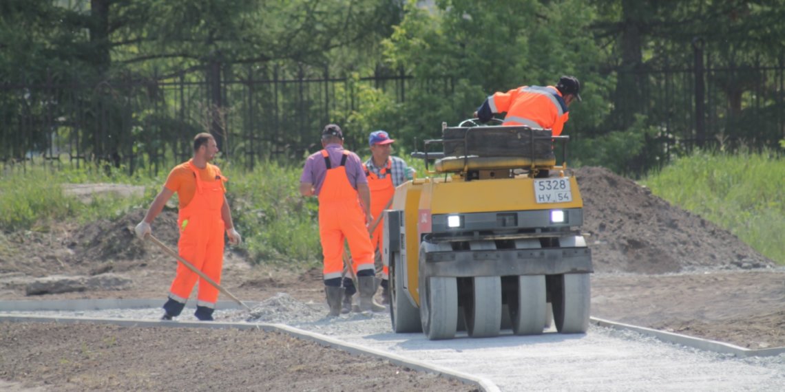 Более половины из запланированных к ремонту тротуаров преобразили в Новосибирске