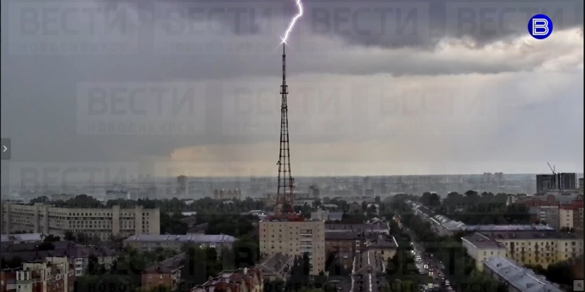 Молния ударила в телебашню в Новосибирске
