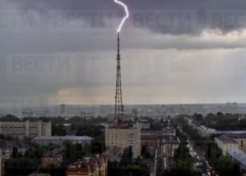 Молния ударила в телебашню в Новосибирске