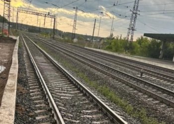 Поезд сломал плечо 76-летнему новосибирцу, зацепив его за рюкзак