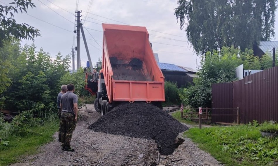 Рабочие восстанавливают размытые ливнем новосибирские дороги