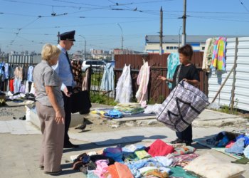 Полиция нанесла визит новосибирским нелегальным торговцам на трамвайном кольце ГБШ