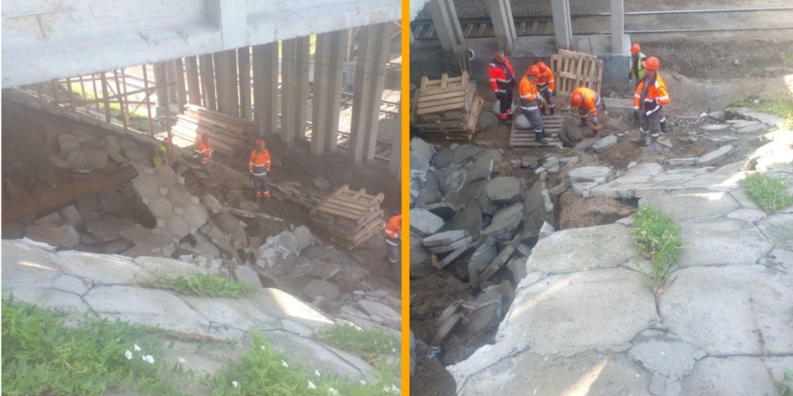 Железную дорогу засыпало землёй от подмытого ливнем моста на Добролюбова