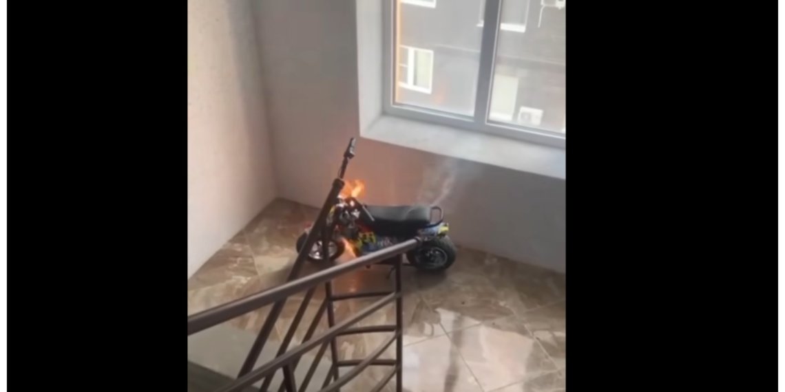 Файер-шоу на лестничной клетке: загорелся перегревшийся велосипед
