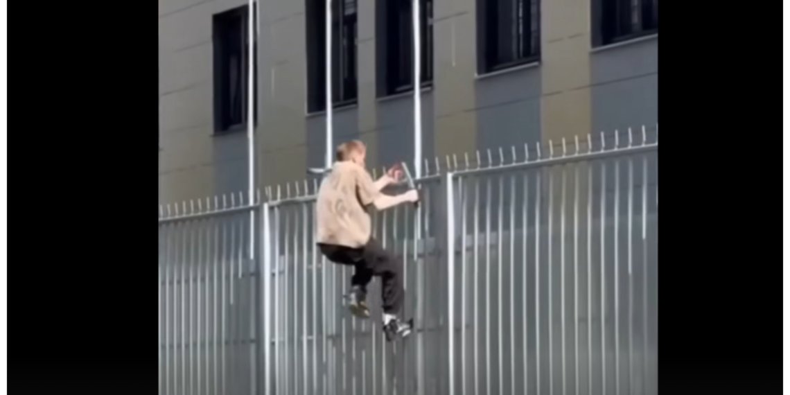 Просчитался, но где: грабитель пытался уйти от полиции, забравшись на забор отделения полиции