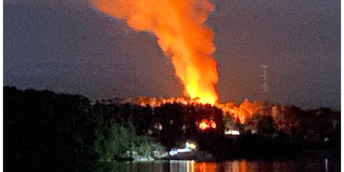 Пожар в Красном Соколе: пламя было видно с противоположного берега