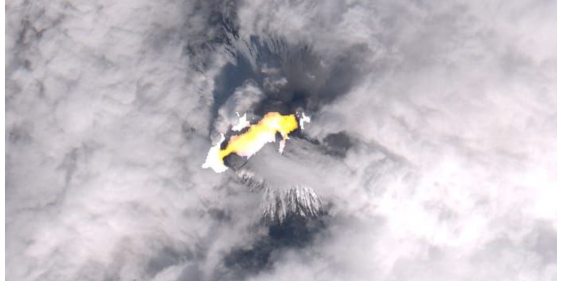 Ключевская сопка снова «проснулась» и извергается