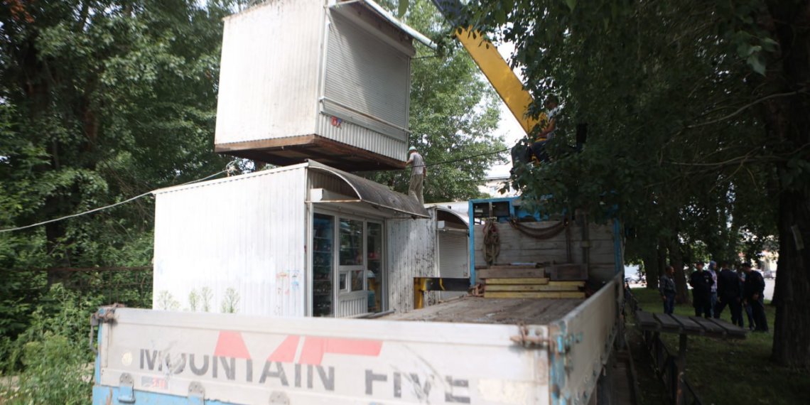 Власти увезли с улиц нелегальный овощной киоск в Новосибирске