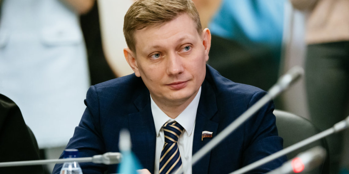 В России хотят запретить укладывать асфальт в дождливую и снежную погоду