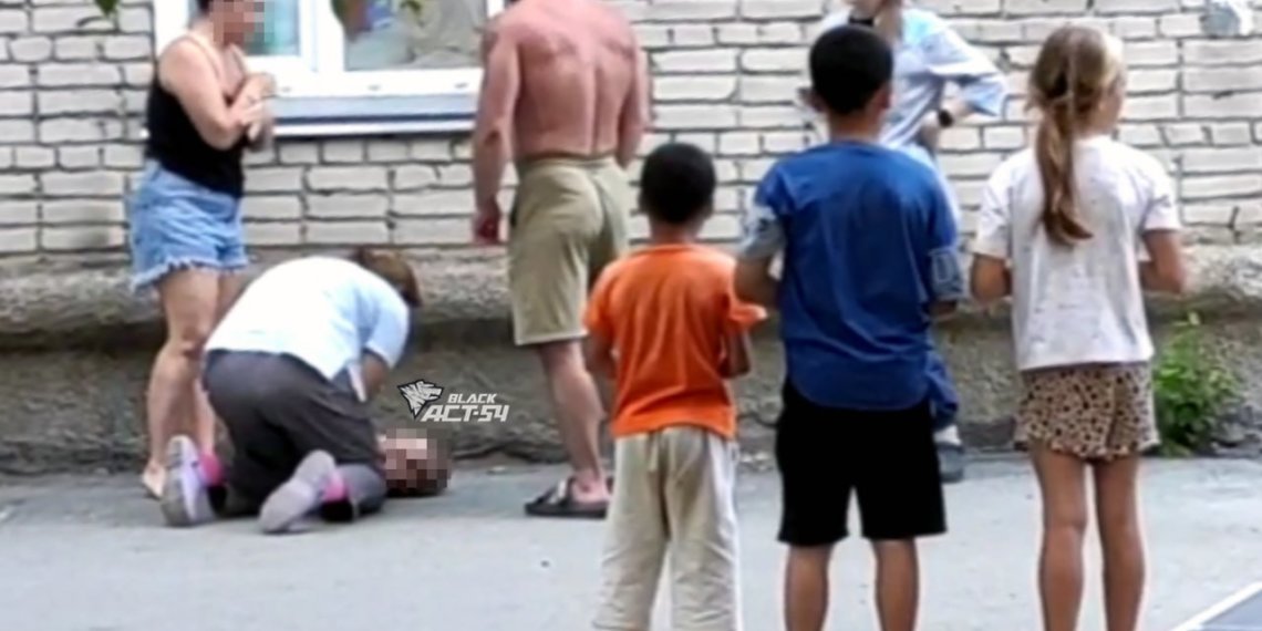 Маленький мальчик выпал из окна квартиры на четвёртом этаже