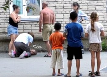 Маленький мальчик выпал из окна квартиры на четвёртом этаже