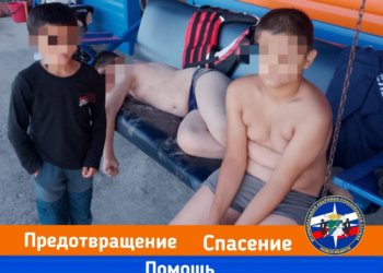 В Новосибирске на пляже спасатели вытащили из воды двоих детей
