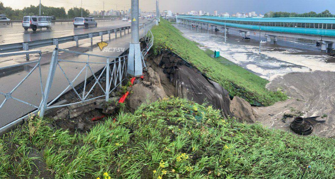 В Новосибирске обрушилась часть дамбы Октябрьского моста