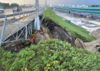 В Новосибирске обрушилась часть дамбы Октябрьского моста