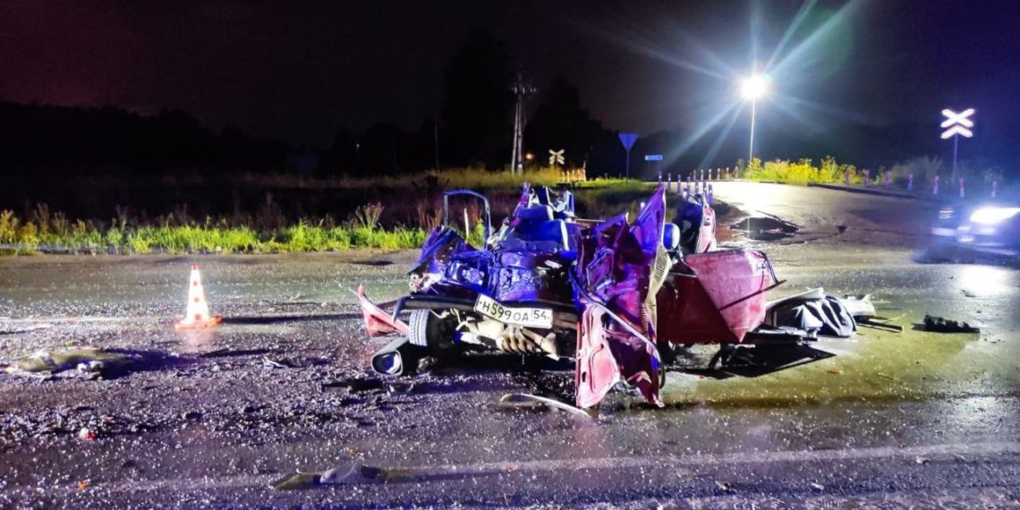 Под Новосибирском водитель без прав погиб после столкновения с грузовиком