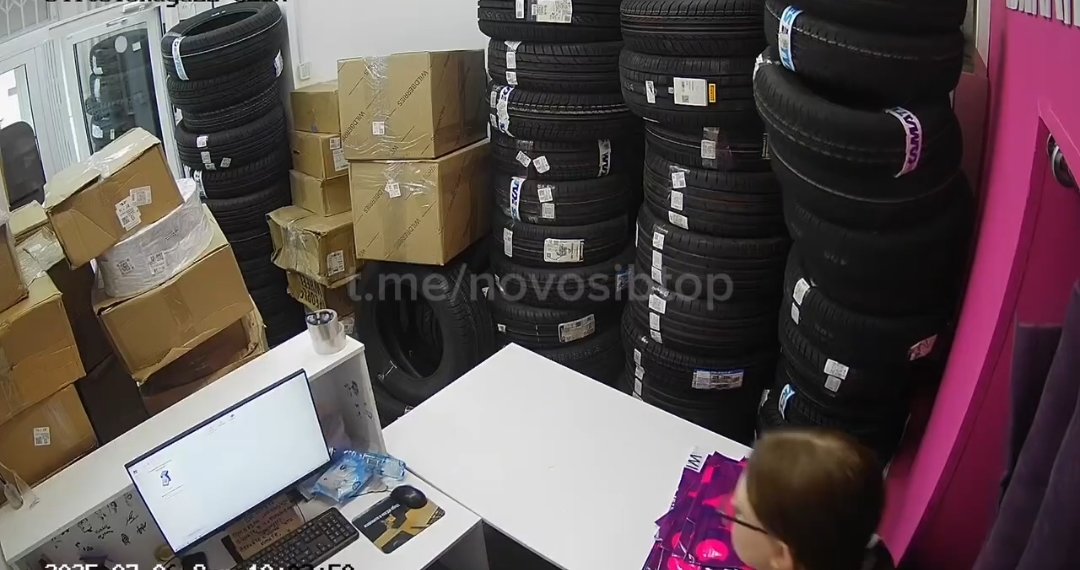 В Новосибирске сотрудницу ПВЗ придавило стопкой шин