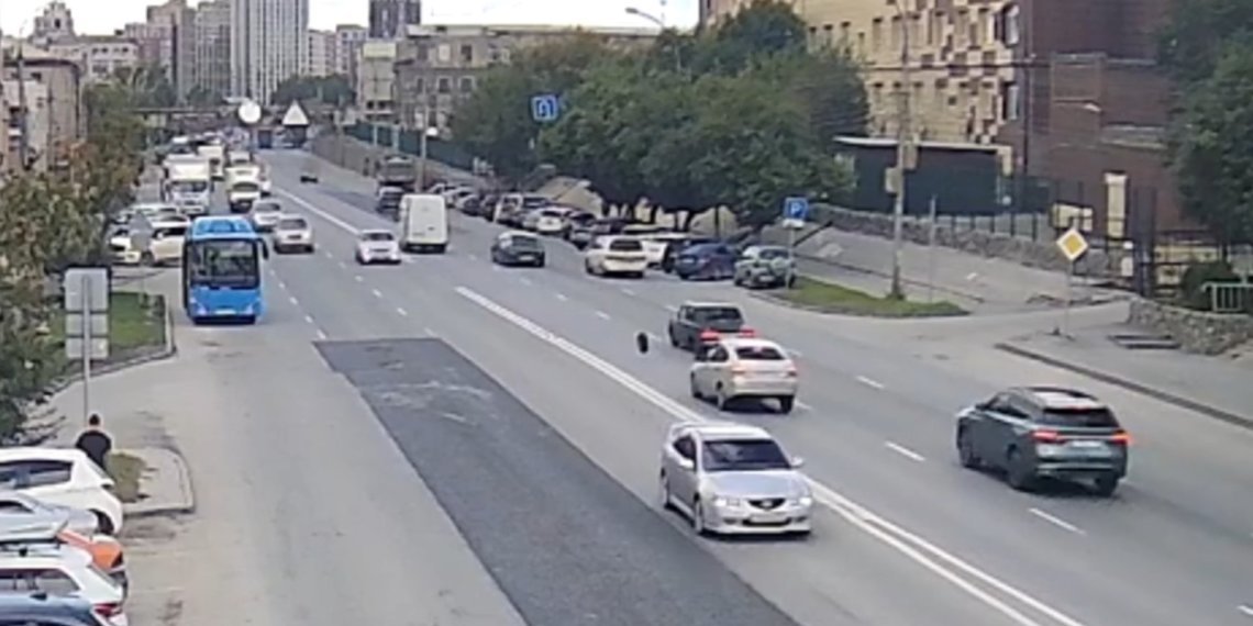 Колесо авто отвалилось и повредило ещё три автомобиля