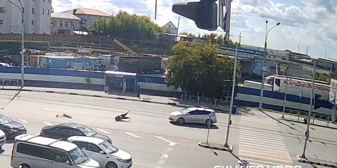 Легковушка сбила самокатчика на пешеходном переходе