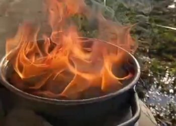 Горящая вода льётся из крана в посёлке Раково