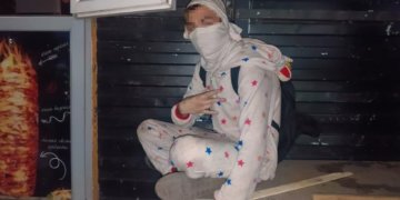 14-летний новосибирец в костюме единорога устроил ночью погром в киоске с шаурмой на Петухова