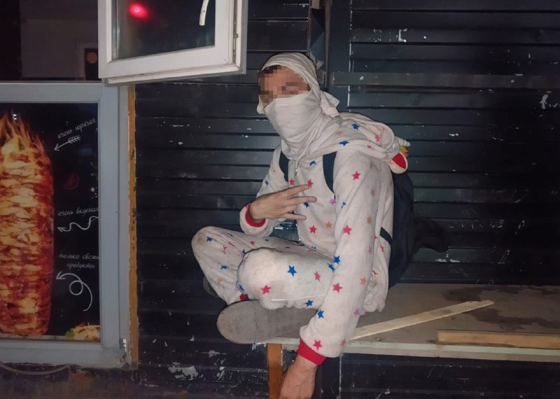 14-летний новосибирец в костюме единорога устроил ночью погром в киоске с шаурмой на Петухова