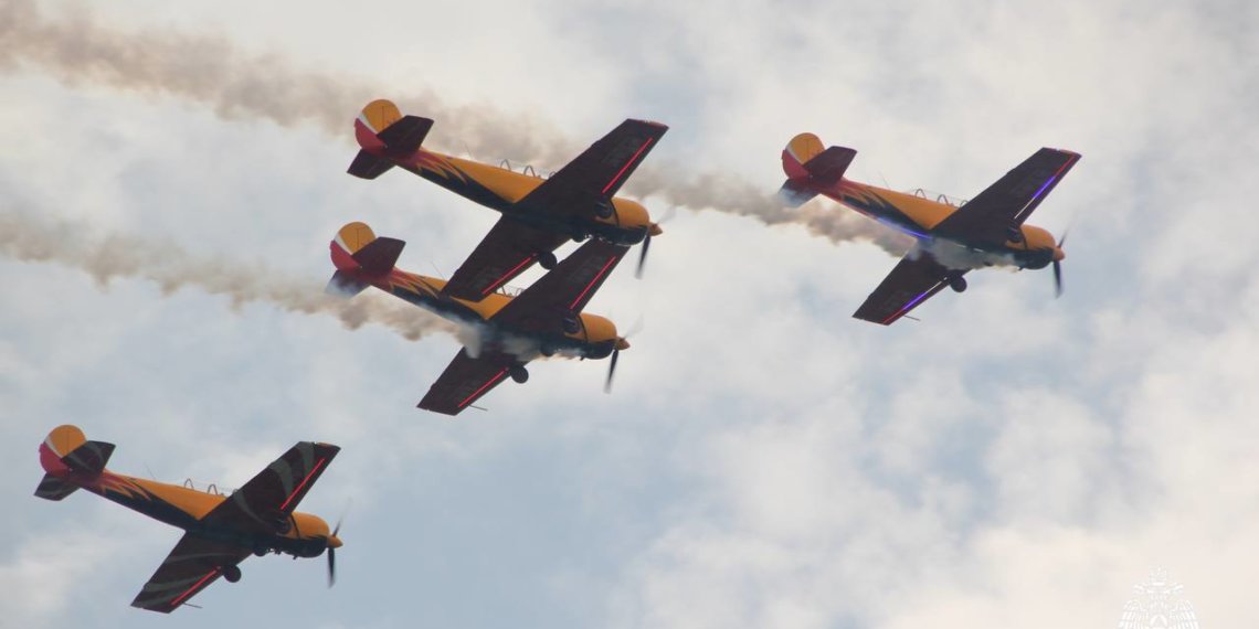 Парашютисты прыгнули из самолёта с флагом МЧС на авиашоу в Мочище