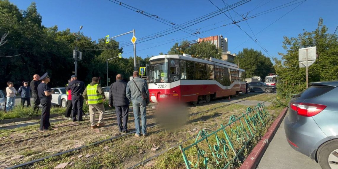 Женщина погибла под колесами трамвая рано утром в Новосибирске