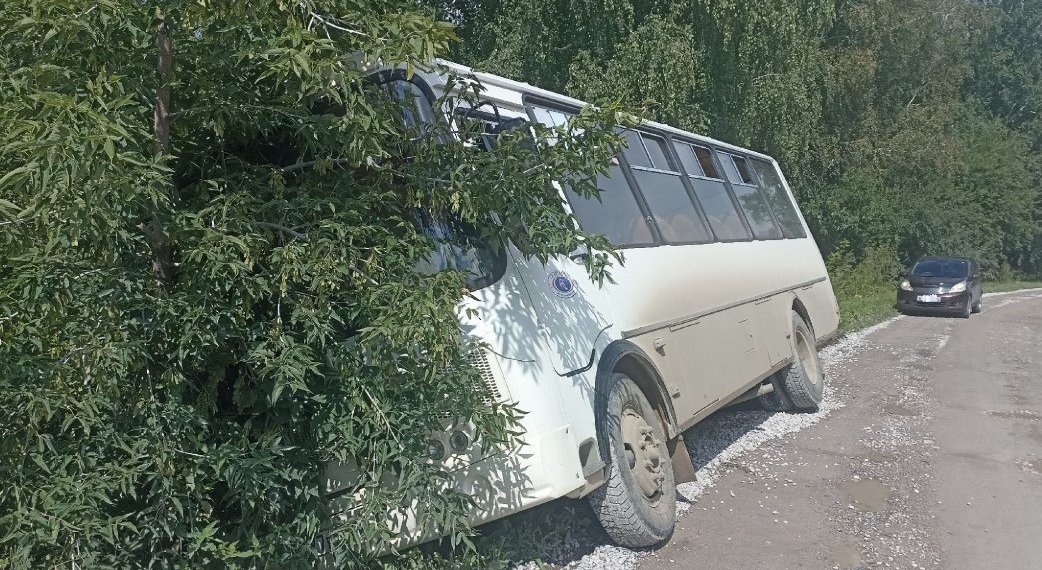 Автобус №724 с дачниками съехал в кювет под Новосибирском