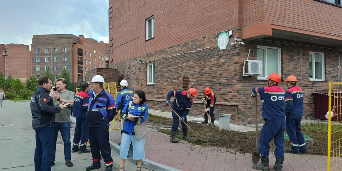 Школьнице обварило ноги: прокуратура взяла на контроль прорыв теплосетей в новосибирском микрорайоне Весенний