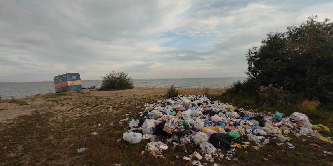 Кучи мусора оставили отдыхающие на ОбьГЭСе