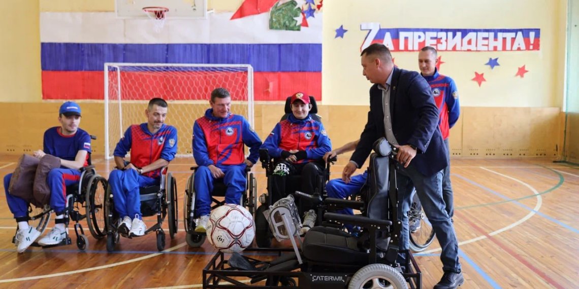 Новосибирскому клубу ветеранов СВО вручили электроколяску для адаптивного футбола