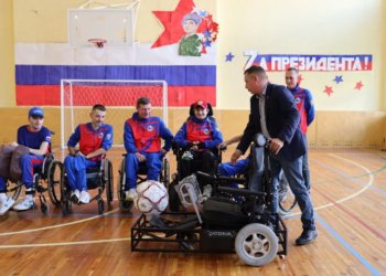 Новосибирскому клубу ветеранов СВО вручили электроколяску для адаптивного футбола