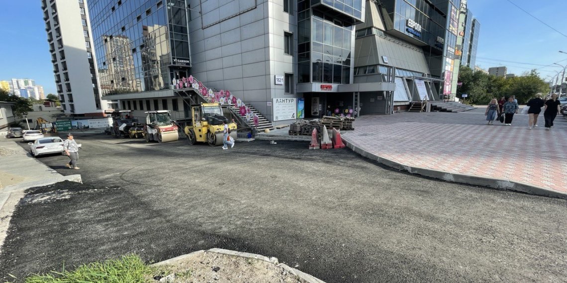 На Красном проспекте заменили 60-летний трубопровод и уложили новый асфальт