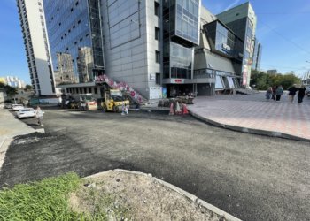 На Красном проспекте заменили 60-летний трубопровод и уложили новый асфальт