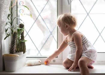 Двухлетняя девочка выпала из окна с 7 этажа и погибла в больнице в Новосибирске