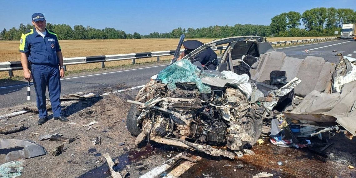 Два человека погибли в ДТП с грузовиком на сибирской трассе