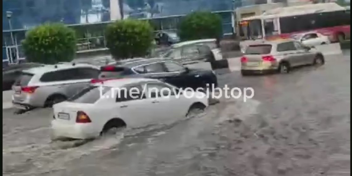 Новое «озеро» после ливня появилось на Красном проспекте