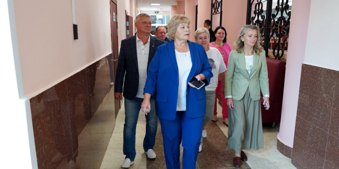 «Единая Россия» организовала общественную приемку школы №78 в Калининском районе