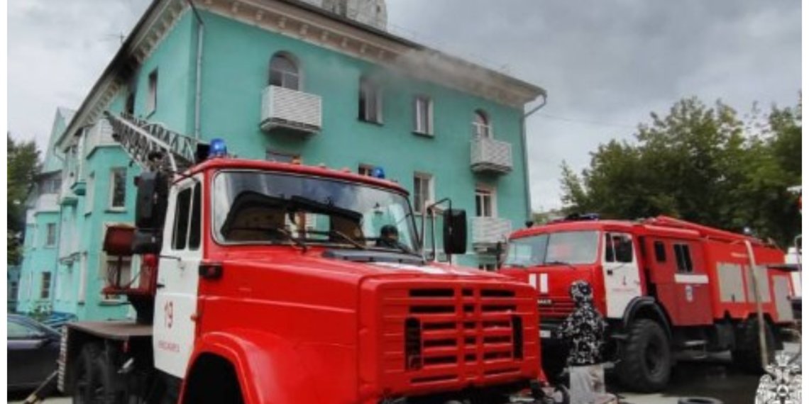 Спасатели вытащили двоих людей из горящего дома в Новосибирске